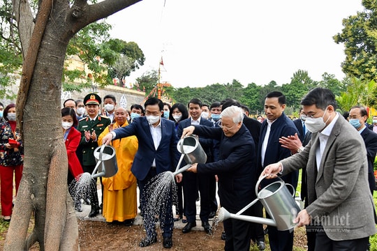 Tổng Bí thư, Chủ tịch nước Nguyễn Phú Trọng trồng cây, tản bộ tại Hoàng Thành Thăng Long