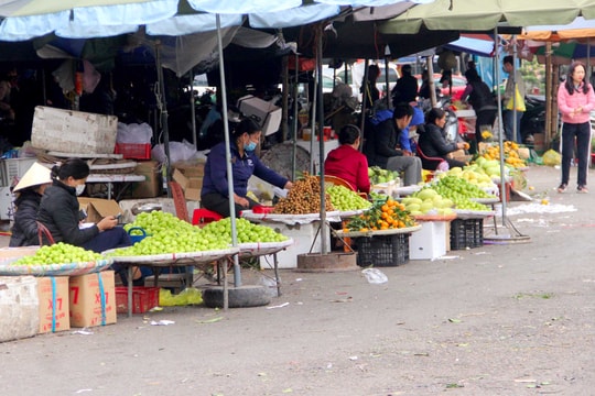 TP.Vinh: Hoa quả, vàng mã ế ẩm trong ngày lễ khai hạ