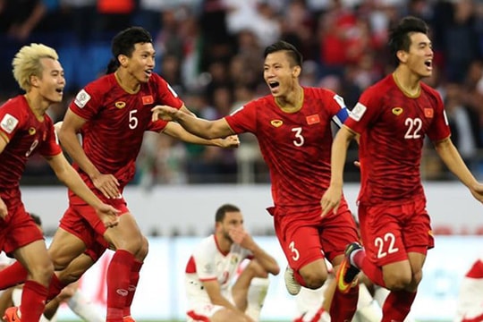 ĐT Việt Nam sẵn sàng đá sân trung lập của đối thủ; Ronaldo bị chỉ trích ích kỷ 