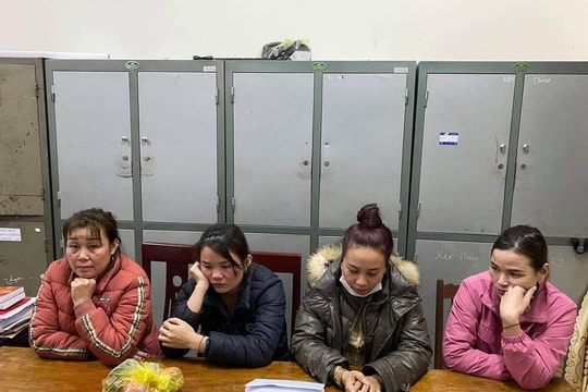 4 phụ nữ tụ tập đánh phỏm đầu xuân