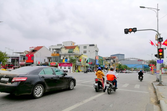 Ngã 3 Hồ Tùng Mậu và Nguyễn Văn Cừ (TP.Vinh): Vì sao đèn đỏ lại được phép đi thẳng?