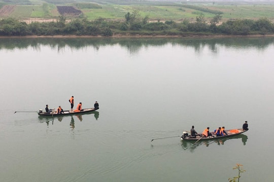 Nghi vấn một người đàn ông nhảy cầu tự vẫn trên sông Lam 