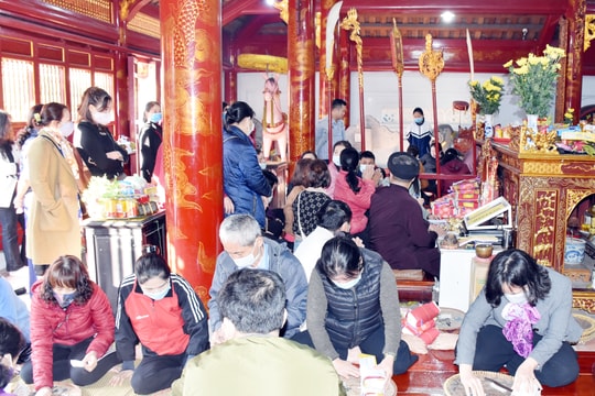 Bất chấp khuyến cáo phòng dịch, người dân Nghệ An chen chúc làm lễ giải hạn đầu năm