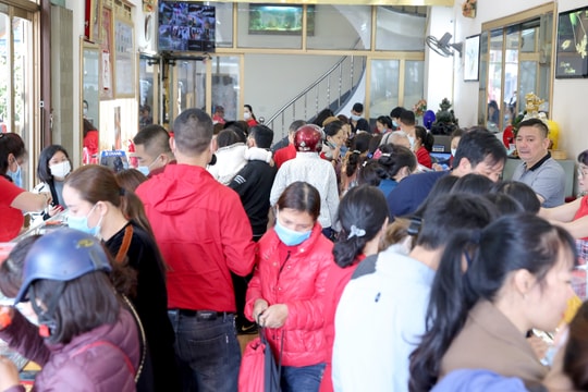 Nghệ An: Người dân đổ xô đi mua vàng ngày vía Thần Tài