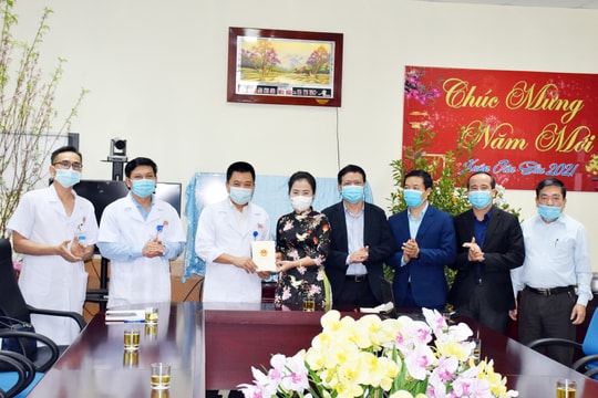 Chủ tịch Ủy ban MTTQ tỉnh thăm và tặng quà các cơ sở y tế ở thị xã Thái Hòa