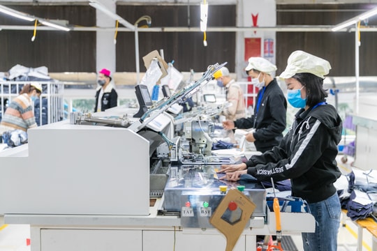 Cận cảnh quy trình sản xuất những sản phẩm thời trang thế giới của lao động Nghệ An