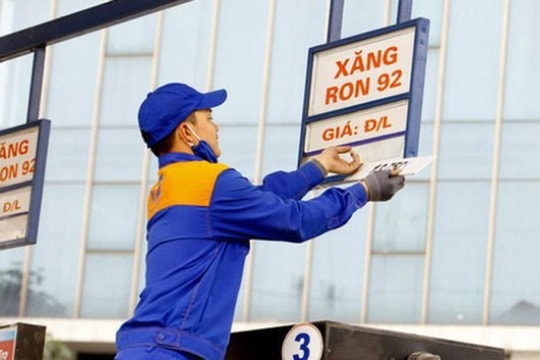 Giá xăng ngày mai có thể tăng 1.300 đồng/lít