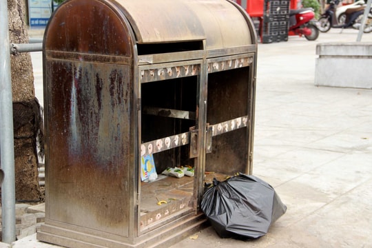 Thùng rác trên phố đi bộ ở thành phố Vinh bị phá hoại