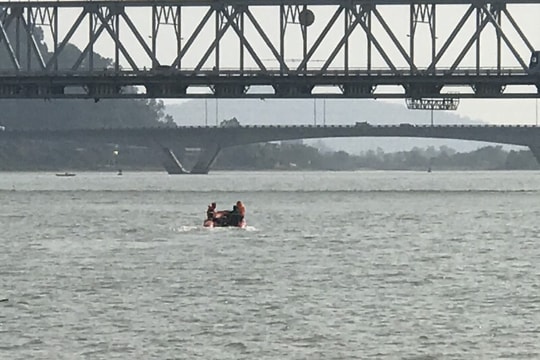 Một nam thanh niên nghi nhảy cầu Bến Thủy tự vẫn