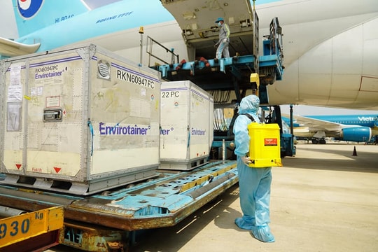 Hơn 117.000 liều vắc-xin phòng Covid-19 đầu tiên về đến Việt Nam