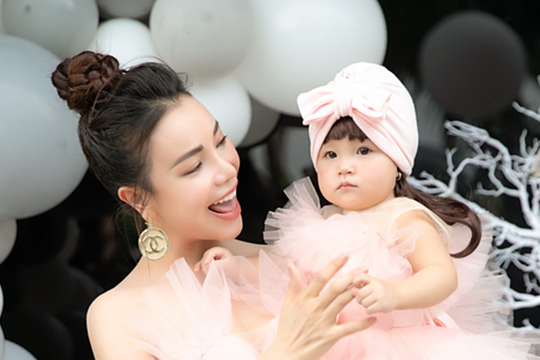 Những mỹ nhân Việt đột ngột khoe con sau thời gian 'ở ẩn' gây bão