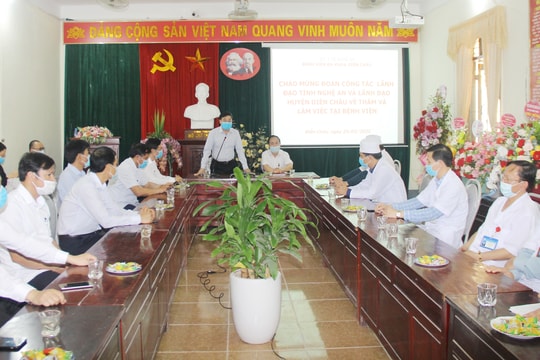 Đồng chí Nguyễn Văn Thông kiểm tra công tác phòng, chống dịch Covid-19 và tặng quà các cơ sở y tế