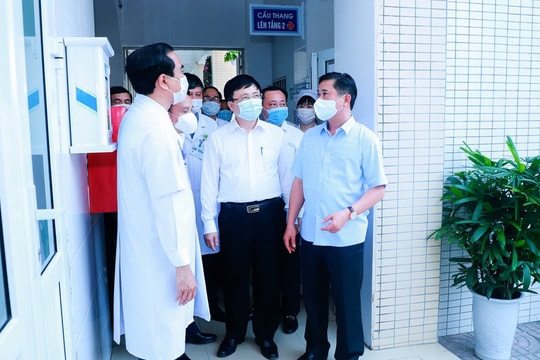 Thường trực Tỉnh ủy kiểm tra công tác phòng, chống dịch Covid -19, tặng quà một số đơn vị Y tế