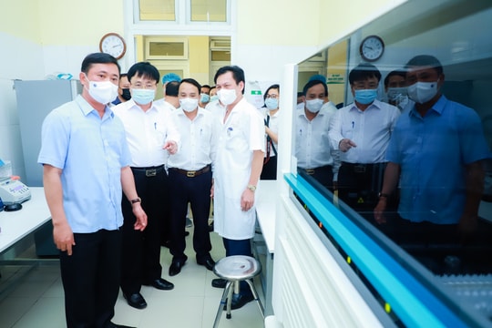 Bí thư Tỉnh ủy kiểm tra công tác phòng, chống dịch Covid -19, tặng quà một số đơn vị Y tế