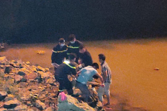 Tìm thấy thi thể nam thanh niên nhảy cầu Bến Thủy tự vẫn