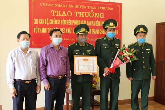 Trao thưởng chuyên án bắt đối tượng mua bán lượng lớn ma túy trong ngày 'vía Thần Tài'