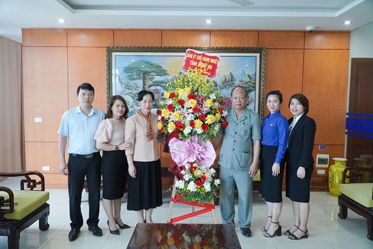 Đảng ủy Khối Doanh nghiệp thăm, chúc mừng các đơn vị y tế