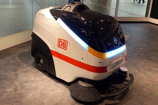 Đức thử nghiệm robot làm sạch virus SARS-CoV-2 tại sân bay