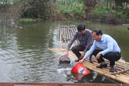 Thả 1 tấn cá giống xuống lưu vực sông Lam
