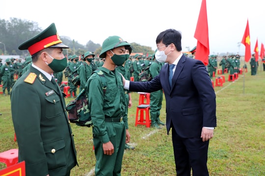 Chủ tịch UBND tỉnh Nguyễn Đức Trung động viên các tân binh lên đường nhập ngũ năm 2021