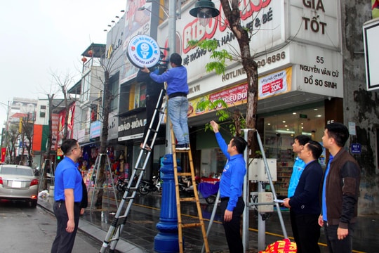 Thành phố Vinh gắn biển nhà vệ sinh công cộng trên phố đi bộ
