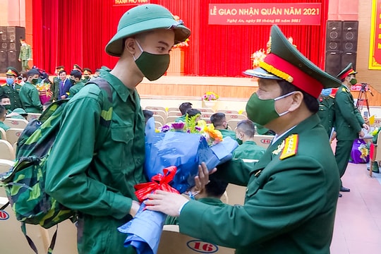 Thanh niên Nghệ An hăng hái lên đường nhập ngũ