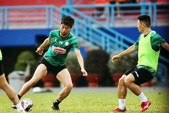 Thầy trò Kiatisak đều âm tính với SARS-CoV-2; Lee Nguyễn không ngán 7 trận tourmalet của V.League