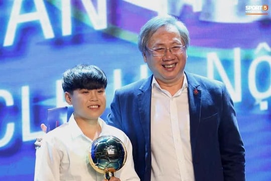 Lên xã vùng biên Nghệ An gặp nữ cầu thủ trẻ xuất sắc của tuyển Việt Nam 