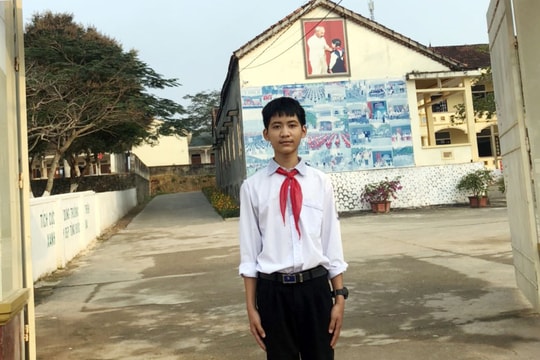 Nam sinh lớp 8 nhặt được tiền tìm người đánh rơi để trả lại