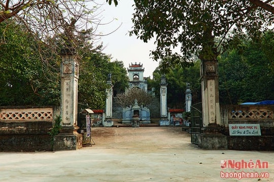 Công an gọi người phụ nữ có hành vi phản cảm trước cổng đền Cuông lên làm rõ sự việc