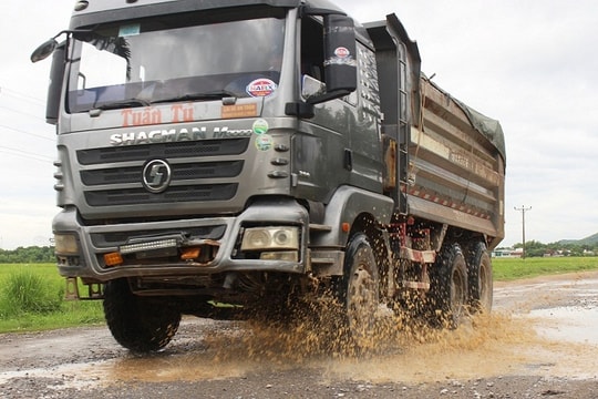 Xe tải cày nát tỉnh lộ 538E 