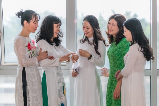 Phụ nữ công sở Nghệ An duyên dáng hưởng ứng Tuần lễ áo dài