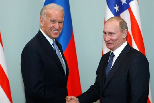 Giải mã đòn phối hợp trừng phạt của Mỹ, EU nhằm vào Nga