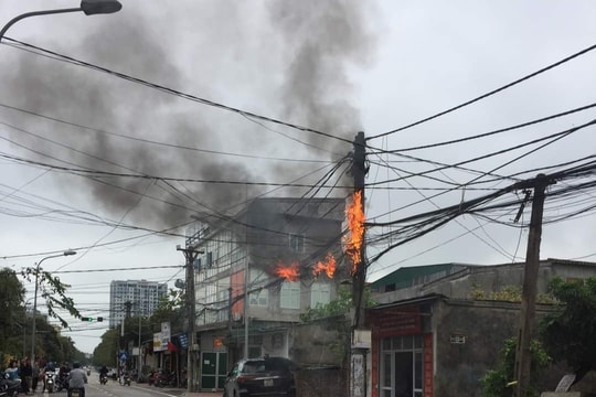 Cháy đường dây điện ở thành phố Vinh 
