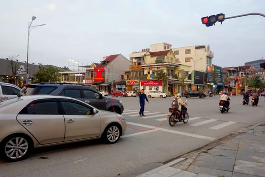 TP. Vinh: Người đi bộ bất an khi đi qua điểm 'đèn đỏ được phép đi thẳng'