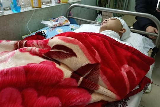 Bắt nam sinh đánh bạn vỡ đầu