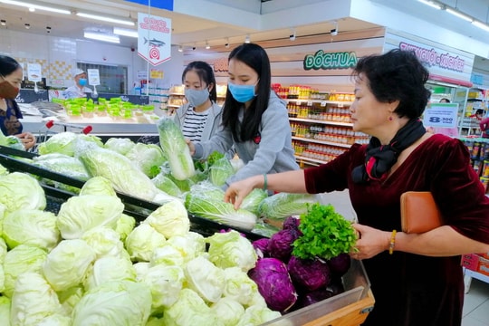 Vì sao rau ngoài đồng rẻ như cho, trong chợ và siêu thị vẫn bán giá cao?