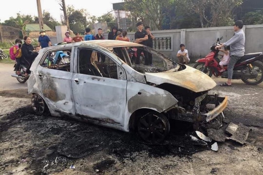 Xe ô tô cháy rụi trên đường làng ở Nghệ An