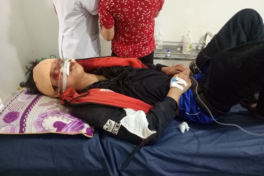 Xe máy 'kẹp' 3 va chạm với xe đạp điện, 2 học sinh bị thương nặng