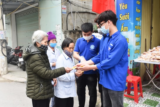 Tỉnh đoàn Nghệ An ra quân đội tình nguyện viên phục vụ tại quán cơm 2.000 đồng