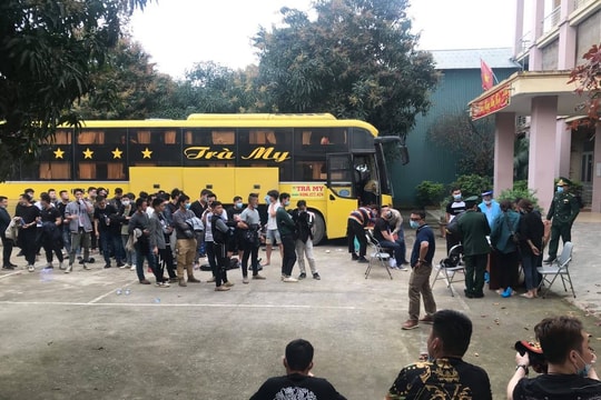 Nghệ An phát hiện xe khách chở 53 người Trung Quốc nhập cảnh trái phép