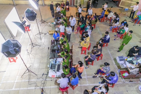 Nghệ An: Xuyên đêm làm thẻ căn cước cho công dân