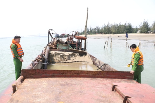Lợi dụng công trình cáp treo để khai thác cát trái phép vùng cửa Sông Lam