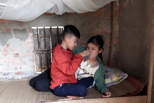 Nam sinh bị đục thủy tinh thể chăm mẹ mù lòa, u não