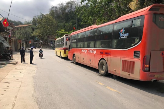 Hai xe giường nằm chạy trái tuyến lên Kỳ Sơn bắt khách bị phạt hơn 20 triệu đồng