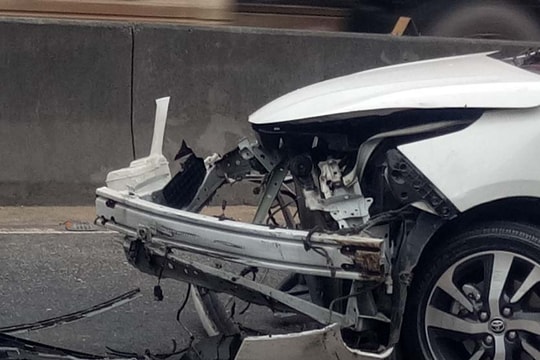 Thoát chết khi xe ô tô lao vào dải phân cách