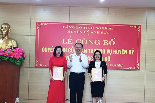 Anh Sơn công bố quyết định về công tác cán bộ
