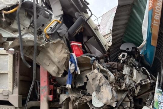 Hai xe tải đâm trực diện làm sập quán, 2 lái xe bị thương