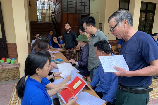 Đoàn thanh niên hỗ trợ người dân hoàn thiện thủ tục đất đai sau sáp nhập khối xóm