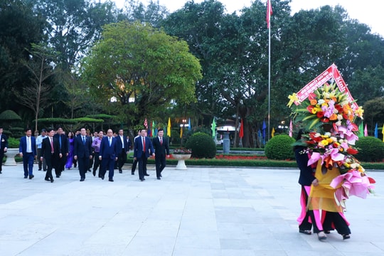 Thủ tướng Nguyễn Xuân Phúc dâng hương tưởng niệm Chủ tịch Hồ Chí Minh